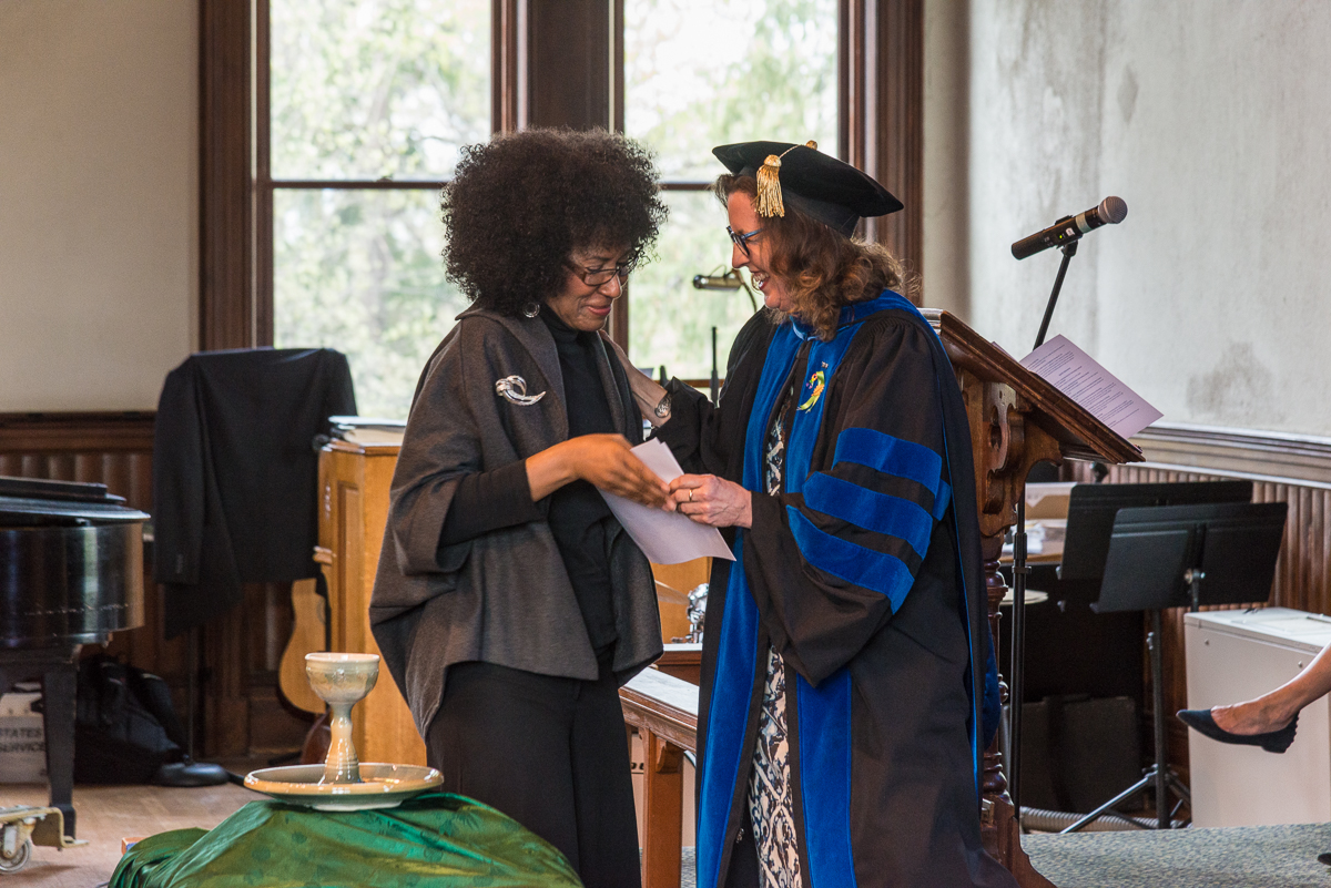 Sharon Williams receives an award from Professor Danna Nolan Fewell
