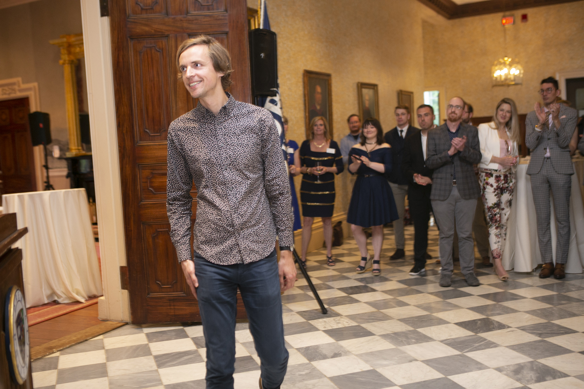 Pehr Englén smiling as he walks up to accept a prize